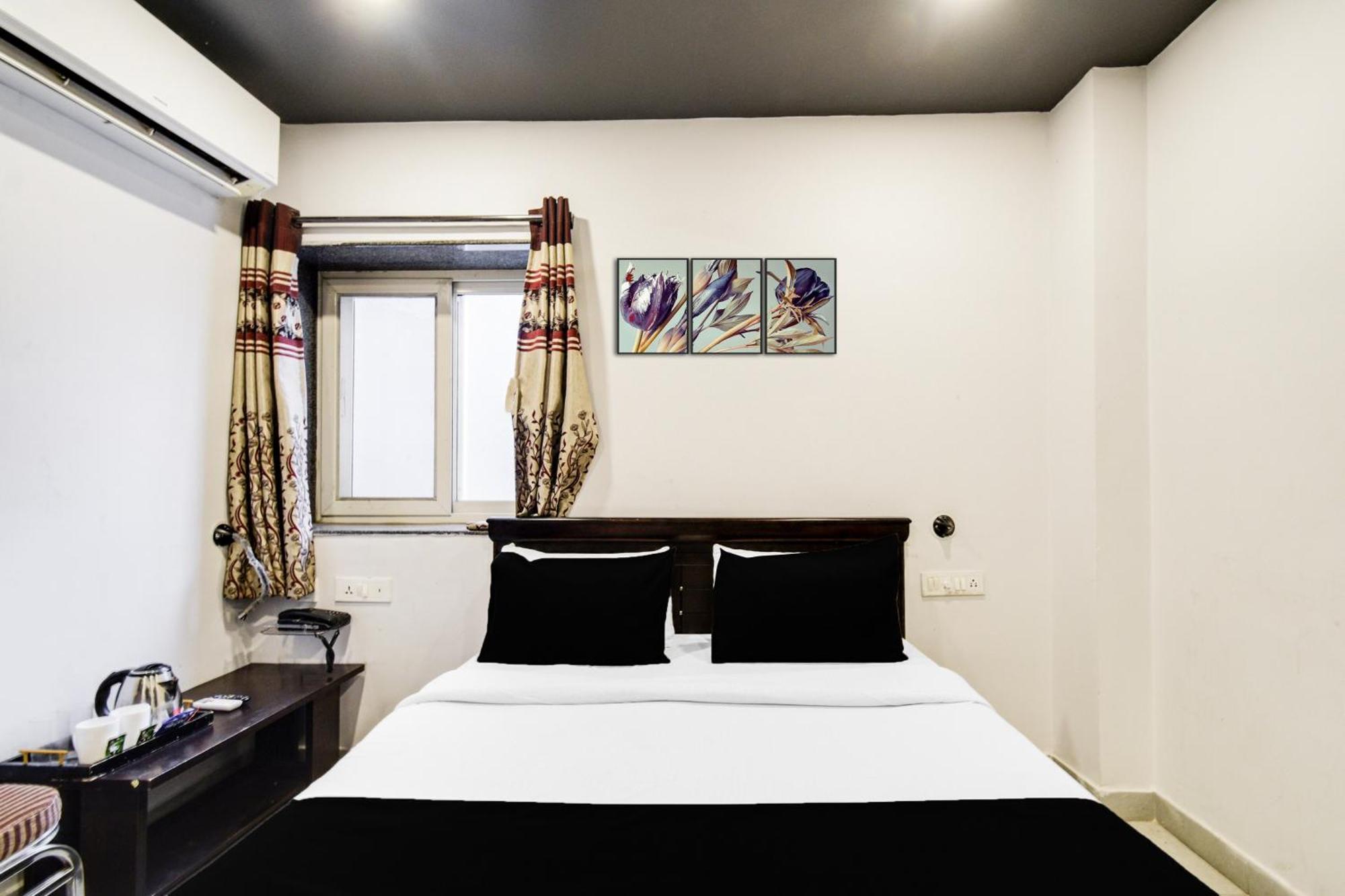 Super Townhouse Alwal Road Hotel Trimulgherry Eksteriør billede