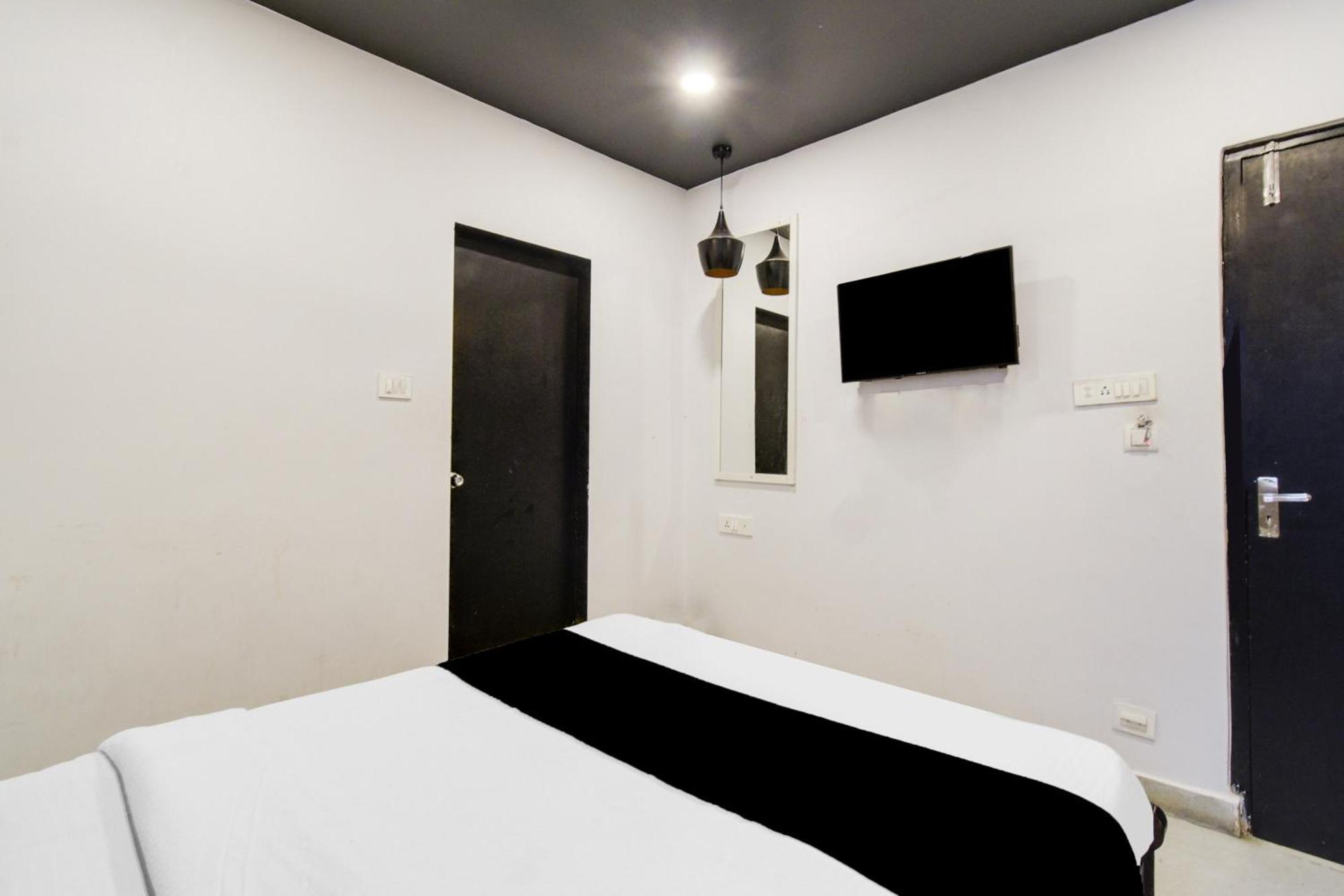 Super Townhouse Alwal Road Hotel Trimulgherry Eksteriør billede